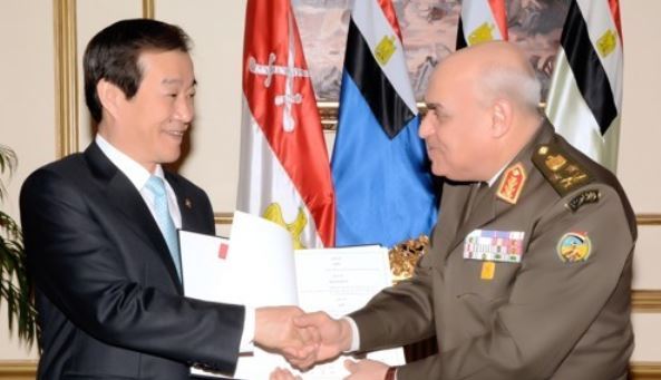 South Korea's Vice Defense Minister Hwang In-moo (L) shakes hands with Egyptian Defense Minister Sedki Sobhy in Cairo on March 28, 2017, after signing a memorandum of understanding on bilateral defense cooperation. Hwang and other senior South Korean officials have been visiting Africa as Seoul tries to weaken North Korea's military ties with African nations. (Photo courtesy of South Korea's defense ministry) (Yonhap)