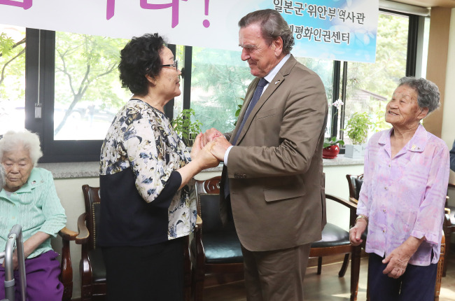 Former German Chancellor Gerhard Schroeder visits surviving South Korean victims of sexual slavery during World War II. (Yonhap)
