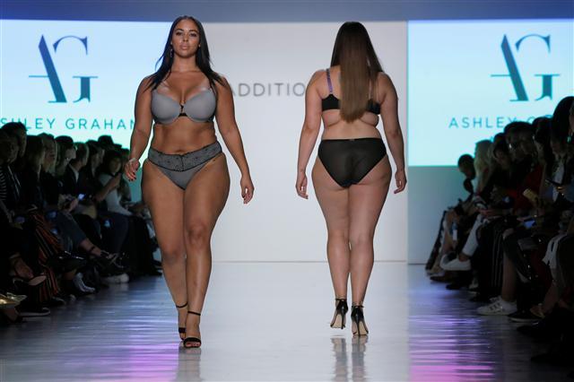 <YONHAP PHOTO-0966> A model walks the runway during the Addition Elle Spring/Summer 2018 presentation at New York Fashion Week in Manhattan, New York, U.S., September 11, 2017. REUTERS/Andrew Kelly/2017-09-12 05:49:22/ <저작권자 ⓒ 1980-2017 ㈜연합뉴스. 무단 전재 재배포 금지.>