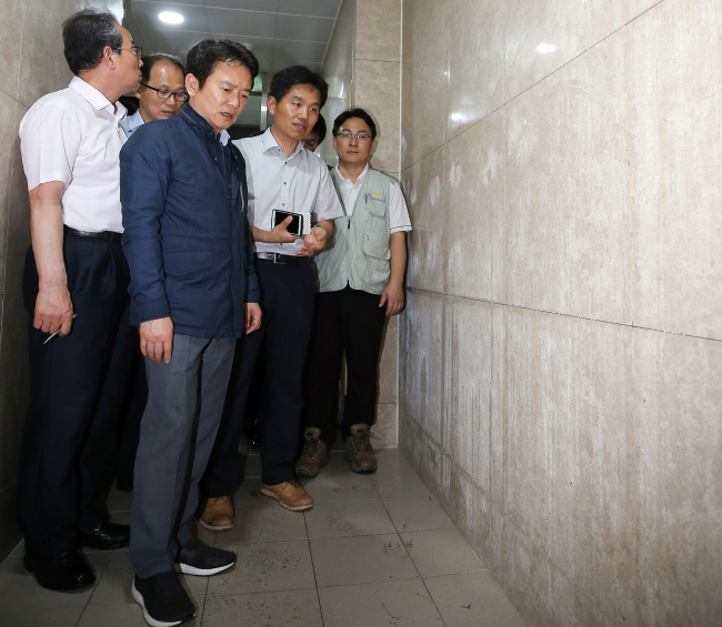 남경필 경기지사가 지난 7월18일 동탄2신도시 23블럭 부영사랑으로아파트에 대한 공동주택 품질검수에서 누수로 인해 침수 와 백화현상이 일어난 바닥과 벽면을 살펴보고 있다.
남경필 경기지사가 지난 7월18일 동탄2신도시 23블럭 부영사랑으로아파트에 대한 공동주택 품질검수에서 누수로 인해 침수 와 백화현상이 일어난 바닥과 벽면을 살펴보고 있다.