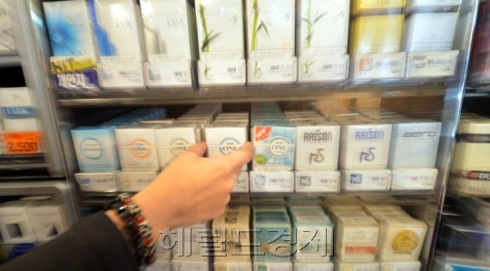 담배를 끊으면 체중이 증가할 수 있지만, 담배를 계속 피우는 경우보다 심혈관 질환 위험이 낮아진다는 연구 결과가 나왔다. 담배 진열대에서 소비자가 담배를 고르고 있다. [헤럴드경제DB]