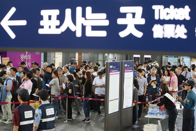 정부는 12일 추석 민생안정대책을 발표했다. 정부는“이번 대책은 긴 연휴의 혜택을 국민들이 공유할 수 있도록 하는데 초점이 맞춰졌다”며 “특히 제수용품 등 생활물가 안정과 함께 소비 활성화를 통한 내수진작도 중시했다”고 설명했다.