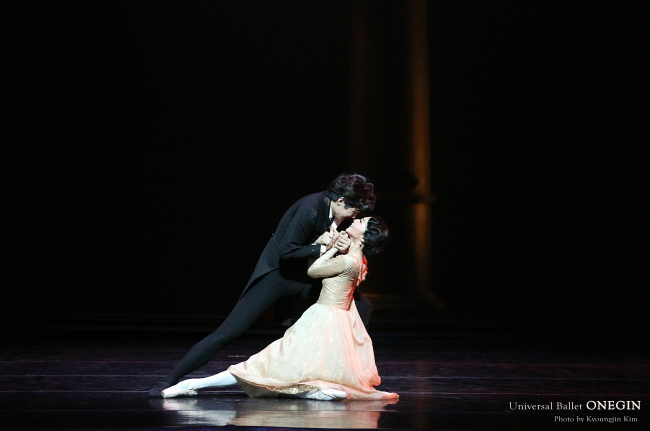 2013 오네긴_3막 회환파드되, 황혜민-엄재용 photo by Kyungjin Kim. [사진제공=유니버설발레단]
