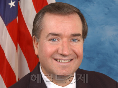 미 하원 외교위원회는 최근 중국 농업은행과 초상은행 등 대형 국유은행에 대한 미 정부의 ‘세컨더리 보이콧’을 공식 요구했다고 워싱턴포스트(WP)가 11일(현지시간) 보도했다. 사진은 에드 로이스 미 하원 외교위원장. [사진=헤럴드경제DB]