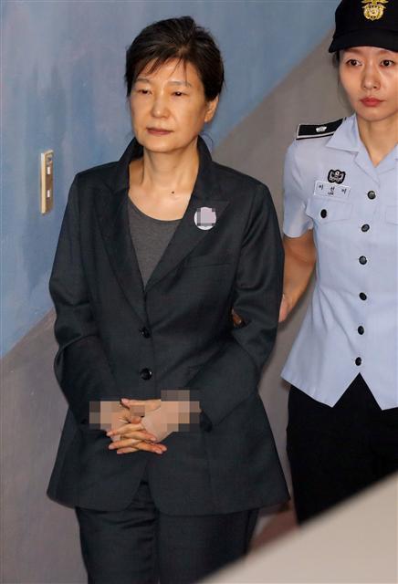 <YONHAP PHOTO-1636> 법정 향하는 박근혜...오늘 노태강과 대면 (서울=연합뉴스) 김주성 기자 = 박근혜 전 대통령이 12일 오전 서울 서초구 서울중앙지법에서 열리는 속행공판에 출석하기 위해 호송차에서 내려 법정으로 향하고 있다. 이날 재판에는 '나쁜 사람'이라고 찍혀 좌천됐던 것으로 알려진 노태강 문화체육관광부 제2차관이 증인으로 출석해 박 전 대통령과 대면한다. 2017.9.12 utzza@yna.co.kr/2017-09-12 09:31:20/ <저작권자 ⓒ 1980-2017 ㈜연합뉴스. 무단 전재 재배포 금지.>