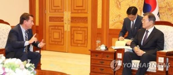 This photo shows South Korean President Moon Jae-in (R) meeting with US Rep. Ed Royce at the presidential office Cheong Wa Dae in Seoul on Aug. 28, 2017. (Yonhap)