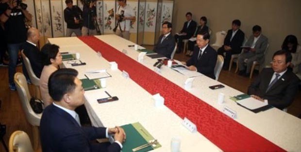 Education Minister Kim Sang-gon (2nd from R, at table) holds a meeting with other ministers and officials from related government agencies to discuss measures against rising juvenile crime in Seoul on Sept. 12, 2017. (Yonhap)