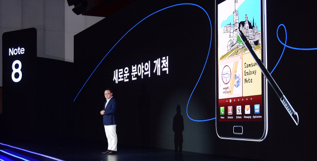 삼성전자가 12일 서울 서초사옥에서 개최한 ‘갤럭시노트8 국내 미디어데이’에서 고동진 무선사업부 사장은 “갤노트8은 변함없이 지지해주신 노트 사용자, 더 나아가 모든 갤럭시 고객에게 보답하는 마음으로 만들었다”며 “삼성전자가 탄생시킨 역대 최고의 노트”라고 강조했다.  이상섭 기자/babtong@heraldcorp.com