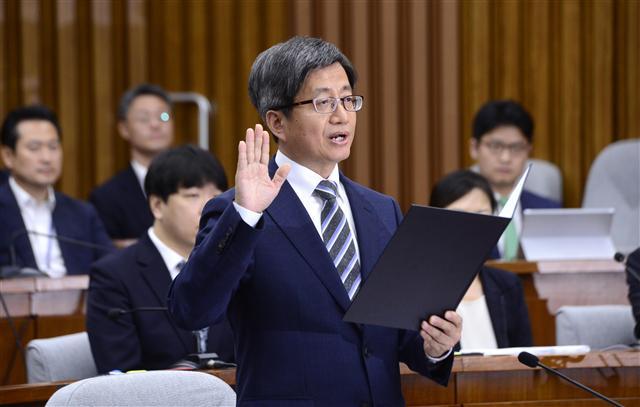 국회 인사청문특별위원회는 12일부터 이틀간 김명수 대법원장 후보자에 대한 인사청문회를 시작했다. 여야는 청문회 시작 전부터 김 후보자의 이념 편향성을 놓고 치열한 공방을 펼쳤다. 이에 김 후보자는 “저는 31년 동안 한결같이 재판 업무에 전념해온 판사”라며 “이념적으로나 정치적으로 편향된 생각을 가져본 적이 전혀 없다”고 강조했다.   박해묵 기자/mook@heraldcorp.com