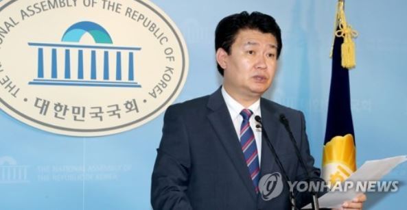 This photo, taken July 30, 2017, shows Jeong Yong-ki, the spokesman of the main opposition Liberty Korea Party, speaking during a press conference at the National Assembly in Seoul. (Yonhap)