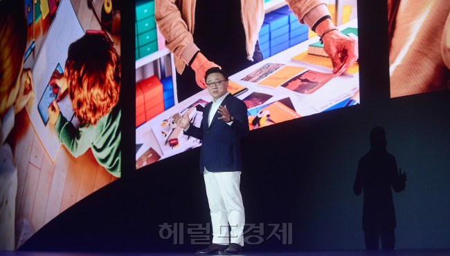 삼성전자가 12일 서울 서초사옥에서 개최한 ‘갤럭시노트8 국내 미디어데이’에서 고동진 무선사업부 사장은 “갤노트8은 변함없이 지지해주신 노트 사용자, 더 나아가 모든 갤럭시 고객에게 보답하는 마음으로 만들었다”며 “삼성전자가 탄생시킨 역대 최고의 노트”라고 강조했다.［사진=이상섭 기자/babtong@heraldcorp.com］