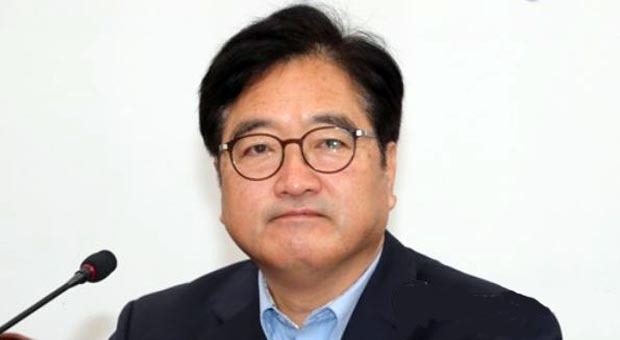 Woo Won-shik, the floor leader of the ruling Democratic Party, attends a meeting with senior party officials at the National Assembly in Seoul on Sept. 12, 2017. (Yonhap)