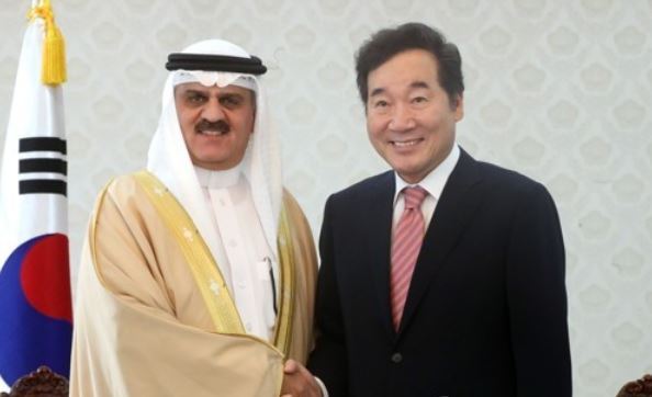 Prime Minister Lee Nak-yon (R) shakes hands with Bahrain's Council of Representatives Speaker Ahmed bin Ibrahim Al Mulla during a meeting Sept. 12, 2017. (Yonhap)