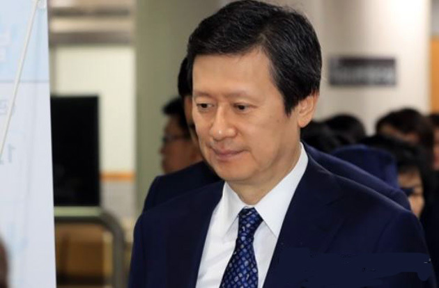 This file photo taken June 7, 2017, shows Shin Dong-joo, the elder son of Lotte Group founder Shin Kyuk-ho, arriving at the Seoul Central District Court in the capital city to stand trial over corporate crime allegations. (Yonhap)