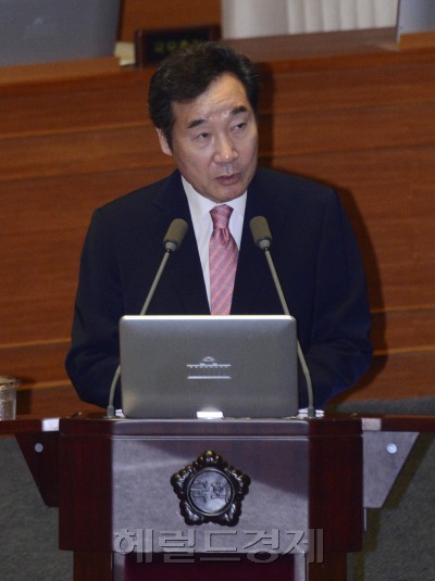 이낙연 국무총리가 12일 오후 서울 여의도 국회 본회의장에서 열린 외교·통일·안보 분야에 대한 대정부질문에서 의원들의 질의에 답하고 있다. [사진=박해묵 기자/mook@heraldcorp.com]