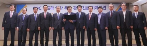 Yoo Joo-hyun (6th from left), chairman of the Construction Association of Korea, reads a statement during a press conference in Seoul on Sept. 12, 2017. (Yonhap)
