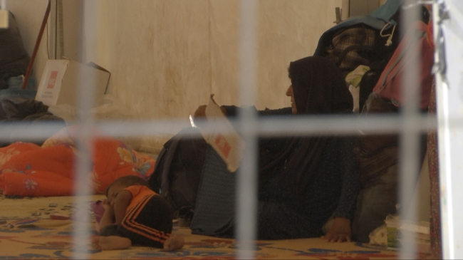 A woman and a small child lie on the floor of a tent in a camp for displaced people on the outskirts of Mosul, Iraq. Over 1,300 women and children, all foreign nationals and relatives of Islamic State militants, are reportedly kept in this camp. (AP-Yonhap)