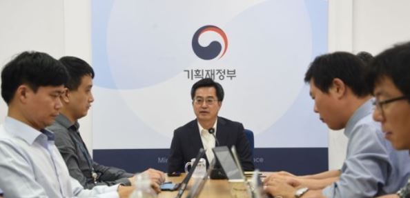 South Korea's Finance Minister Kim Dong-yeon speaks at a press briefing held in Sejong on Sept. 12, 2017. (Photo courtesy of the Ministry of Strategy and Finance)