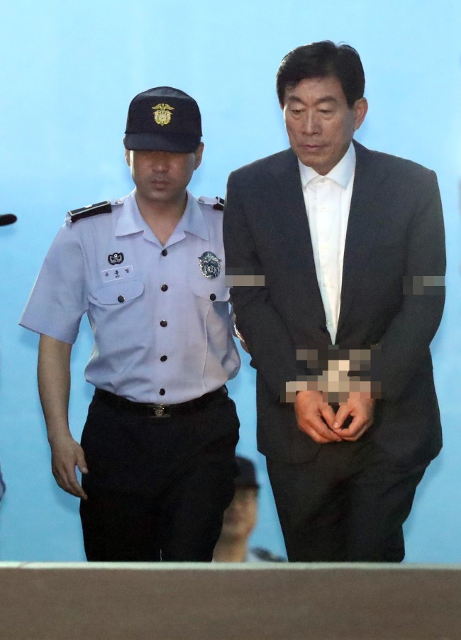 Won Sei-hoon, who headed the National Intelligence Service during the Lee Myung-bak administration and is believed to have created a blacklist of cultural figures, exits Seoul High Court on Aug. 30. (Yonhap)