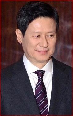 신동주 전 일본롯데홀딩스 부회장이 한국 롯데 주요 계열사 지분을 처분키로 하면서 사실상 롯데 경영권 분쟁이 끝났다는 얘기가 나오고 있다. 사진은 최근 롯데의 상징이 된 잠실 롯데월드타워.   [연합뉴스]
