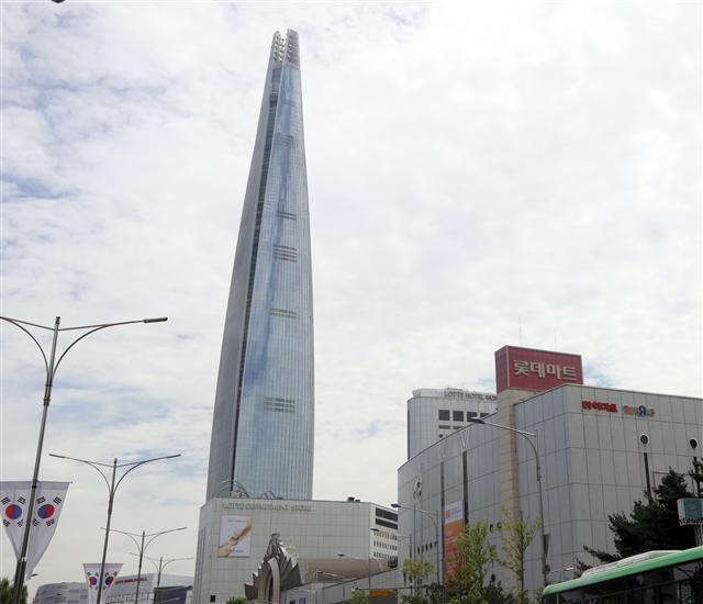 신동주 전 일본롯데홀딩스 부회장이 한국 롯데 주요 계열사 지분을 처분키로 하면서 사실상 롯데 경영권 분쟁이 끝났다는 얘기가 나오고 있다. 사진은 최근 롯데의 상징이 된 잠실 롯데월드타워.   [연합뉴스]