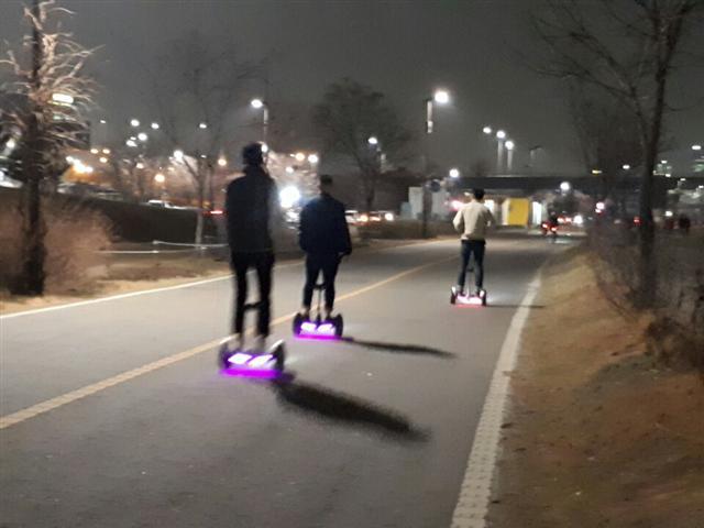 여의도 한강공원에서 전동휠을 타고 있는 시민들의 모습. 현재 공원 내 전동휠 주행은 불법이다.