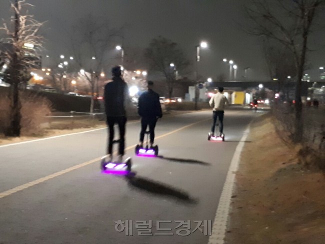 여의도 한강공원에서 전동휠을 타고 있는 시민들의 모습. 현재 공원 내 전동휠 주행은 불법이다.