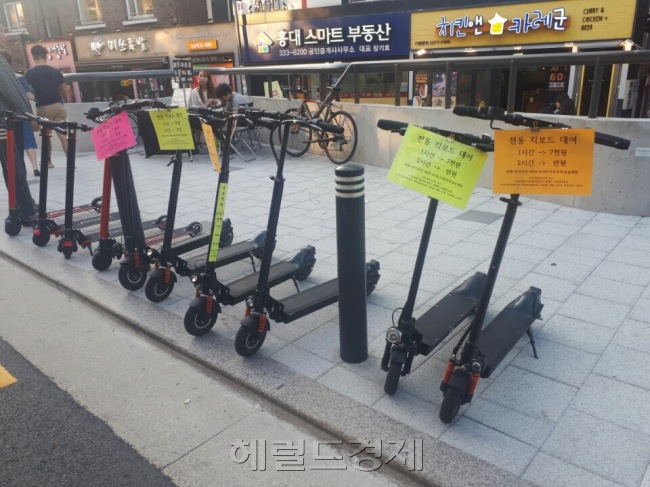 홍대 골목까지 진출한 전동킥보드 대여 업체. [사진=김유진 기자/kacew@heraldcorp.com]