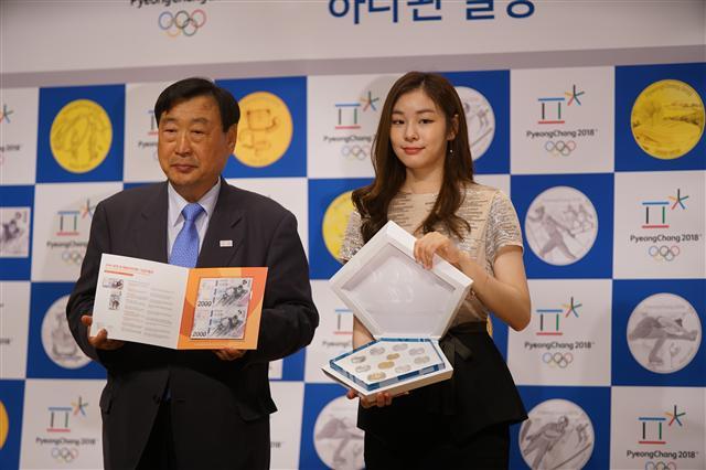 지난 1일 서울 충청로에서 열린 발표회에서 이희범 평창올림픽 조직위원장(왼쪽)과 김연아 홍보대사가 기념 지폐 및 주화의 실물을 공개했다.