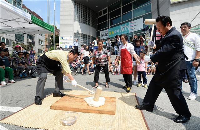 지난 12일 동대문종합사회복지관에서 개최한 ‘2017 통(通)통()축제’에서 유덕열(사진 왼쪽) 동대문구청장이 권혁우 동대문종합사회복지관장과 기념 떡매치기를 하고 있다. 통통축제는 지역과 주민이, 주민과 주민이 함께 소통하고 화합하기 위해 마련됐으며 지역 주민 120명이 참석해 사물놀이공연, 떡메치기 및 각종 체험ㆍ먹거리 축제부스 등 다양한 프로그램으로 꾸며졌다.  [제공=동대문구]