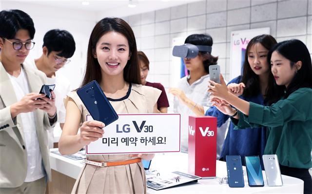 LG전자 모델이 LG V30 사전예약 판매를 알리고 있다.  [제공=LG전자]