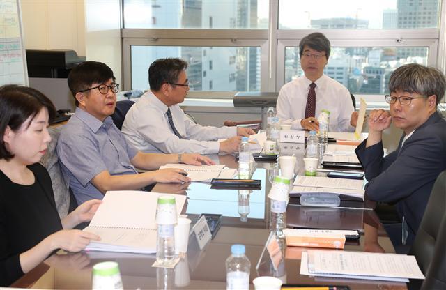 <YONHAP PHOTO-1791> 인사말 하는 신고리 5·6호기 공론화위원회 위원장 (서울=연합뉴스) 정하종 기자 = 김지형 신고리 5·6호기 공론화위원회 위원장이 13일 오전 서울 종로구 광화문빌딩 공론화위원회 사무실에서 열린 전체회의에서 인사말을 하고 있다. 2017.9.13 chc@yna.co.kr/2017-09-13 08:54:39/ <저작권자 ⓒ 1980-2017 ㈜연합뉴스. 무단 전재 재배포 금지.>