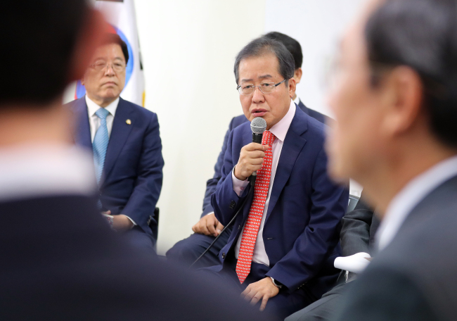 자유한국당 홍준표 대표가 13일 오전 서울 여의도 당사에서 열린 최고위원·재선의원 연석회의에서 발언하고 있다. [사진제공=연합뉴스]
자유한국당 홍준표 대표가 13일 오전 서울 여의도 당사에서 열린 최고위원·재선의원 연석회의에서 발언하고 있다. [사진제공=연합뉴스]