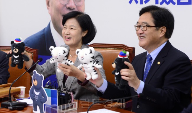 추미애 더불어민주당 대표가 13일 당 최고위원회의에 참석했다. 추 대표는 이날도 인사 문제로 야기된 정국 경색과 관련 국민의당과 야권의 책임을 강조했다. [사진=박해묵 기자/mook@heraldcorp.com]