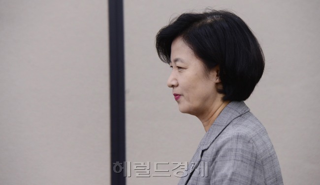 추미애 더불어민주당 대표가 13일 당 최고위원회의에 참석했다. 추 대표는 이날도 인사 문제로 야기된 정국 경색과 관련 국민의당과 야권의 책임을 강조했다. [사진=박해묵 기자/mook@heraldcorp.com]