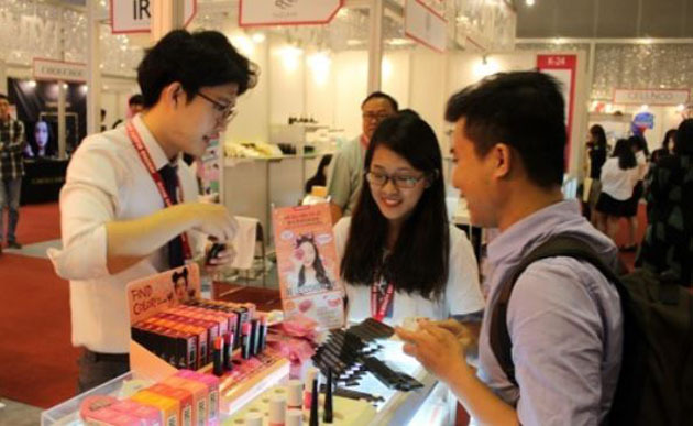 In this file photo taken June 15, 2017, South Korean staffers introduce local cosmetics products to a Vietnamese customer at the K-Beauty Expo in Ho Chi Minh City, Vietnam. (Yonhap)