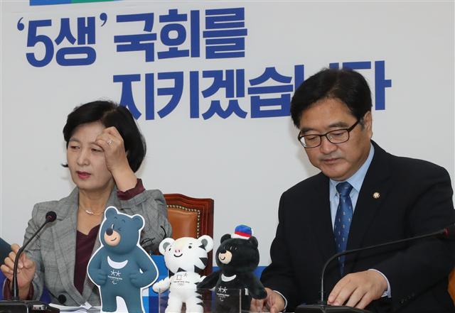 더불어민주당 추미애 대표와 우원식 원내대표가 13일 오전 국회에서 열린 최고위원회의에 참석하고 있다. 추 대표는 전날 “정치세력이 자기 존재감을 드러내기 위해 골목대장도 하지 않을 짓을 하고 있다”며 “국민의 뜻을 외면하고 헌재소장 자리를 날려버린 것은 염치가 없는 소행”이라며 독설을 쏟아내 야권의 공적이 되고 있다. 일각에서는 추 대표가 야권의 야성을 키워 김명수 대법원장 후보자의 임명동의안도 부결될 가능성이 높은 것으로 보고 있다. [연합뉴스]