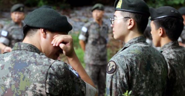 This photo, taken on Aug. 21, 2017, shows Army soldiers at a funeral for two victims in a firing accident in August involving a K-9 Thunder self-propelled howitzer. (Yonhap)