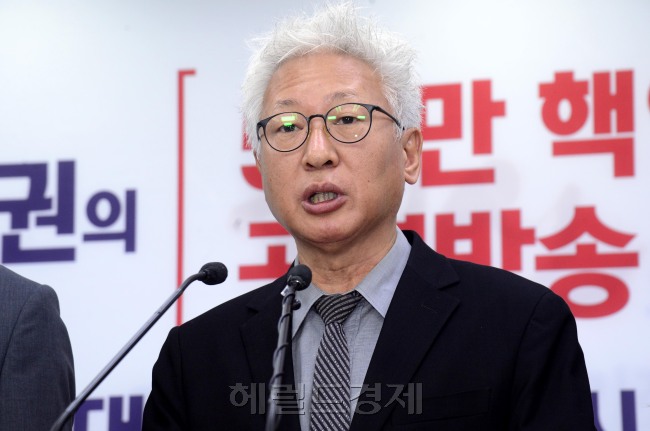 류석춘 혁신위원장은 13일 여의도 한국당 당사 기자실에서 혁신위 제3차 혁신안을 발표했다. 류 위원장은 이날 발표에서 박근혜 전 대통령과 서청원, 최경환 의원의 자진탈당을 주문했다. [사진=박해묵 기자/mook@heraldcorp.com]
