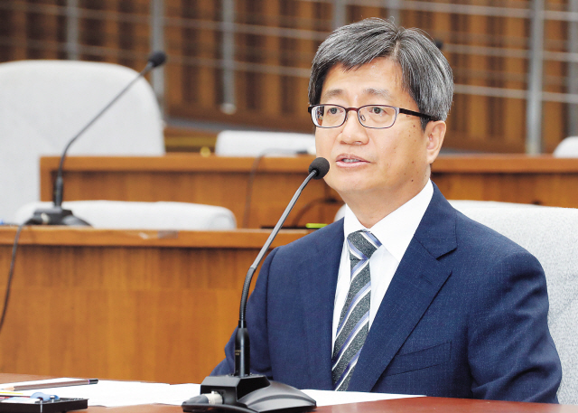 김명수 대법원장 후보자가 12일 국회에서 열린 인사청문회에서 질의에 답변하고 있다.  [연합뉴스]