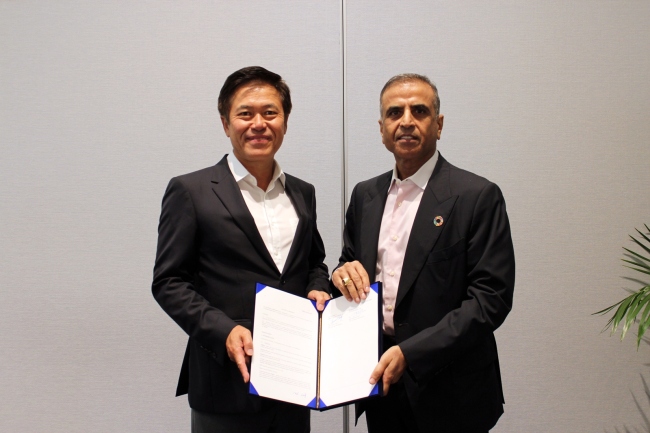 SKT CEO Park Jung-ho (left) and Bharti Airtel Chairman Sunil Bharti Mittal, hold up a certificate of business partnership in San Francisco on Wednesday. (SK Telecom)