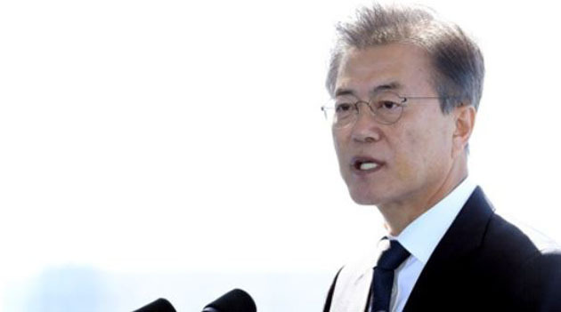 President Moon Jae-in delivers an address during a Coast Guard anniversary ceremony in Incheon on Sept. 13, 2017. (Yonhap)