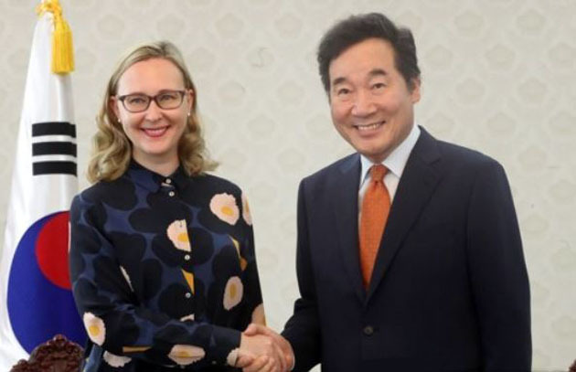 Prime Minister Lee Nak-yon (R) shakes hands with Finland's Parliamentary Speaker Maria Lohela during a meeting in Seoul on Sept. 13, 2017. (Yonhap)
