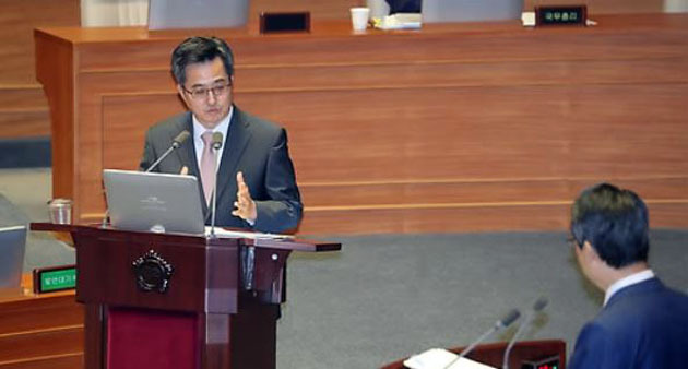 Finance Minister Kim Dong-yeon (L) speaks during a parliamentary interpellation session on Sept. 13, 2017. (Yonhap)