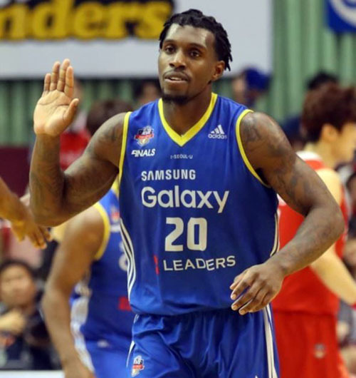 In this file photo taken on May 2, 2017, Seoul Samsung Thunders' American power forward Ricardo Ratliffe celebrates after scoring against Anyang KGC during a Korean Basketball League game at Jamsil Gymnasium in Seoul. (Yonhap)