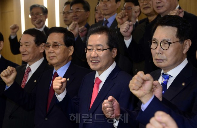 구재태 전 회장이 지난 대선 기간 홍준표 자유한국당 대선후보와 기념촬영을 하고 있다. [사진=헤럴드경제DB]