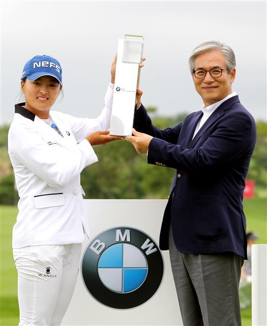 김효준 BMW코리아 사장(오른쪽)과 디펜딩 챔피언 고진영