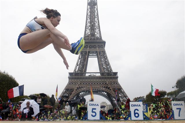<YONHAP PHOTO-0102> British athlete Rebecca Chapman performs a high jump in front of the Eiffel Tower ahead of the vote in Lima, Peru, awarding the 2024 Games to the French capital, on the Champs de Mars garden in Paris, France, Wednesday, Sept. 13, 2017. Paris is certain of getting the 2024 Olympics so it has been able to plan its celebrations in advance. The International Olympic Committee is expected to confirm the award later Wednesday. (AP Photo/Thibault Camus)/2017-09-14 00:39:10/ <저작권자 ⓒ 1980-2017 ㈜연합뉴스. 무단 전재 재배포 금지.>