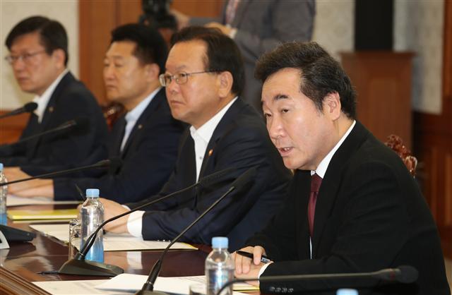 <YONHAP PHOTO-2262> 발언하는 이낙연 총리 (서울=연합뉴스) 정하종 기자 = 이낙연 총리가 14일 오전 정부서울청사에서 열린 국정현안점검회의에서 발언하고 있다. 2017.9.14 chc@yna.co.kr/2017-09-14 08:27:32/ <저작권자 ⓒ 1980-2017 ㈜연합뉴스. 무단 전재 재배포 금지.>