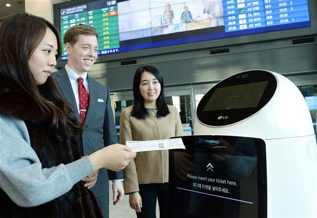 LG CNS 관계자가 인천국제공항 지능형 로봇 서비스를 선보이고 있다.  [제공=LG CNS]